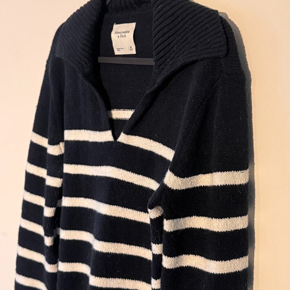 Abercrombie & Fitch Black & White Striped Sweater - Size M - Classic Knit - Picture 3 of 5